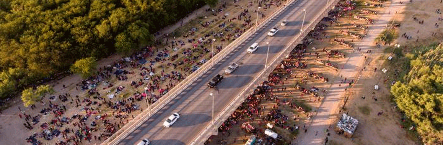 اسکان هزاران مهاجر زیر یک پل در یک شهر مرزی در آمریکا
