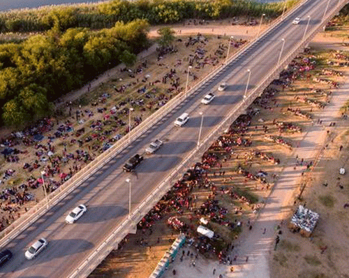 اسکان هزاران مهاجر زیر یک پل در یک شهر مرزی در آمریکا