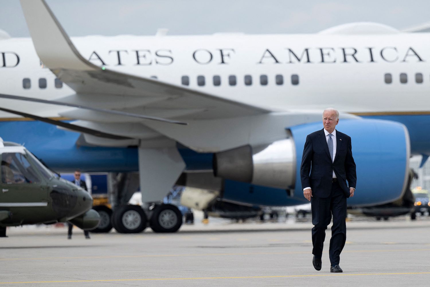 US President Joe Biden walks to Air Force One at Munich Airport June 28, 2022, in Munich, southern Germany, after attending  the G7 Summit hosted by the German Chancellor. (Photo by Brendan Smialowski / AFP) (Photo by BRENDAN SMIALOWSKI/AFP via Getty Images)